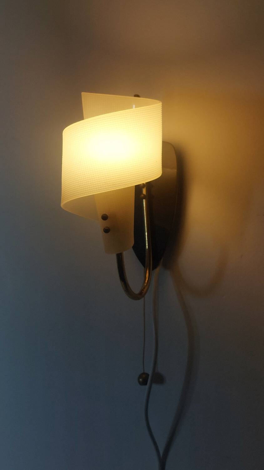 Pair of vintage wall lamps from the 1950s in brass.