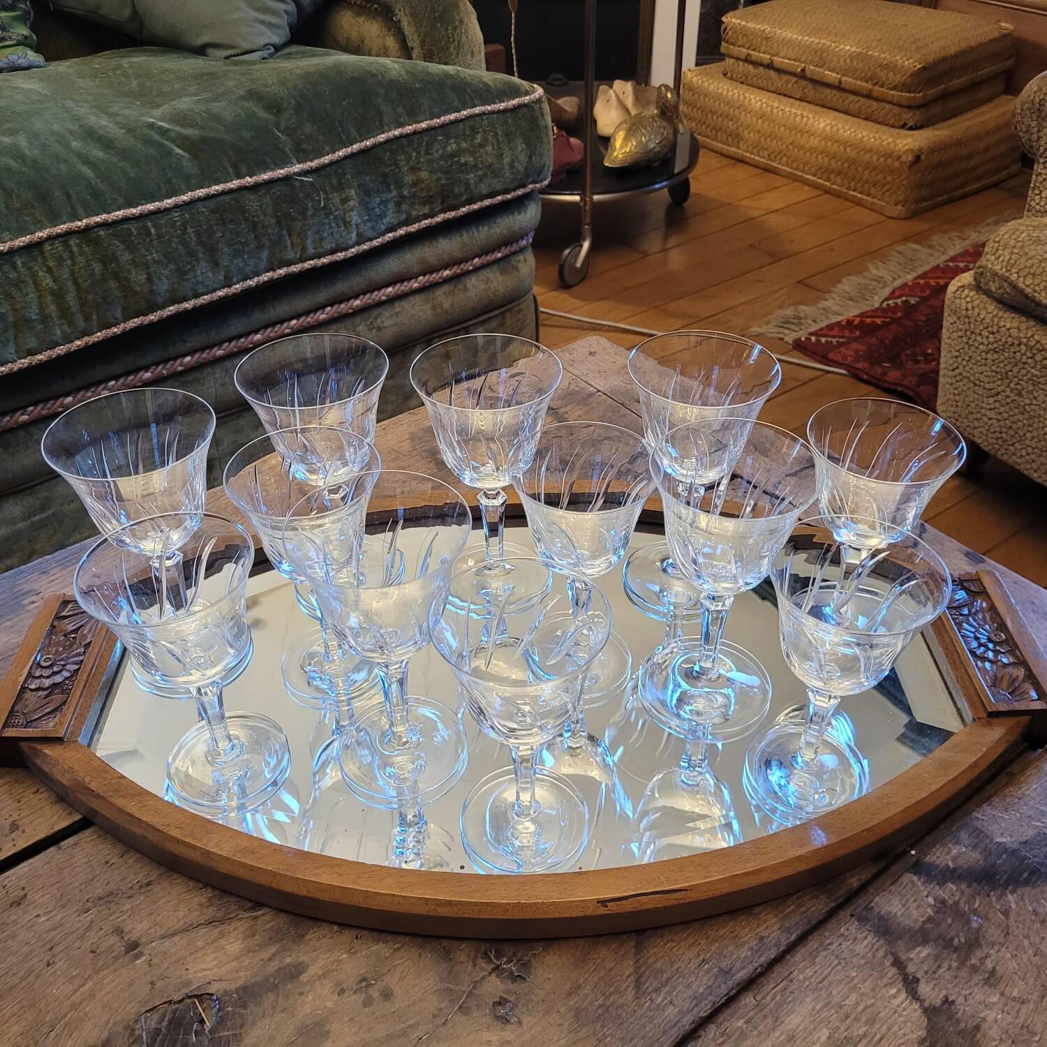Service de 12 verres en cristal gravé – deux formats assortis, années