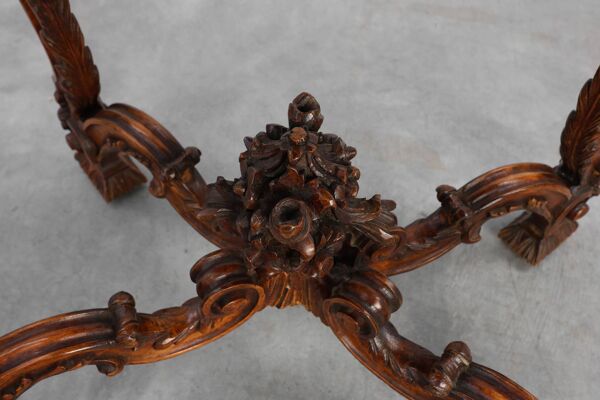 Table d'appoint en noyer sculpté de style Napoléon III avec plateau en Ardune, France vers 190.