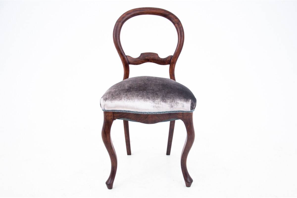 Table et 4 chaises en bois et tissu, Europe du Nord vers 1870