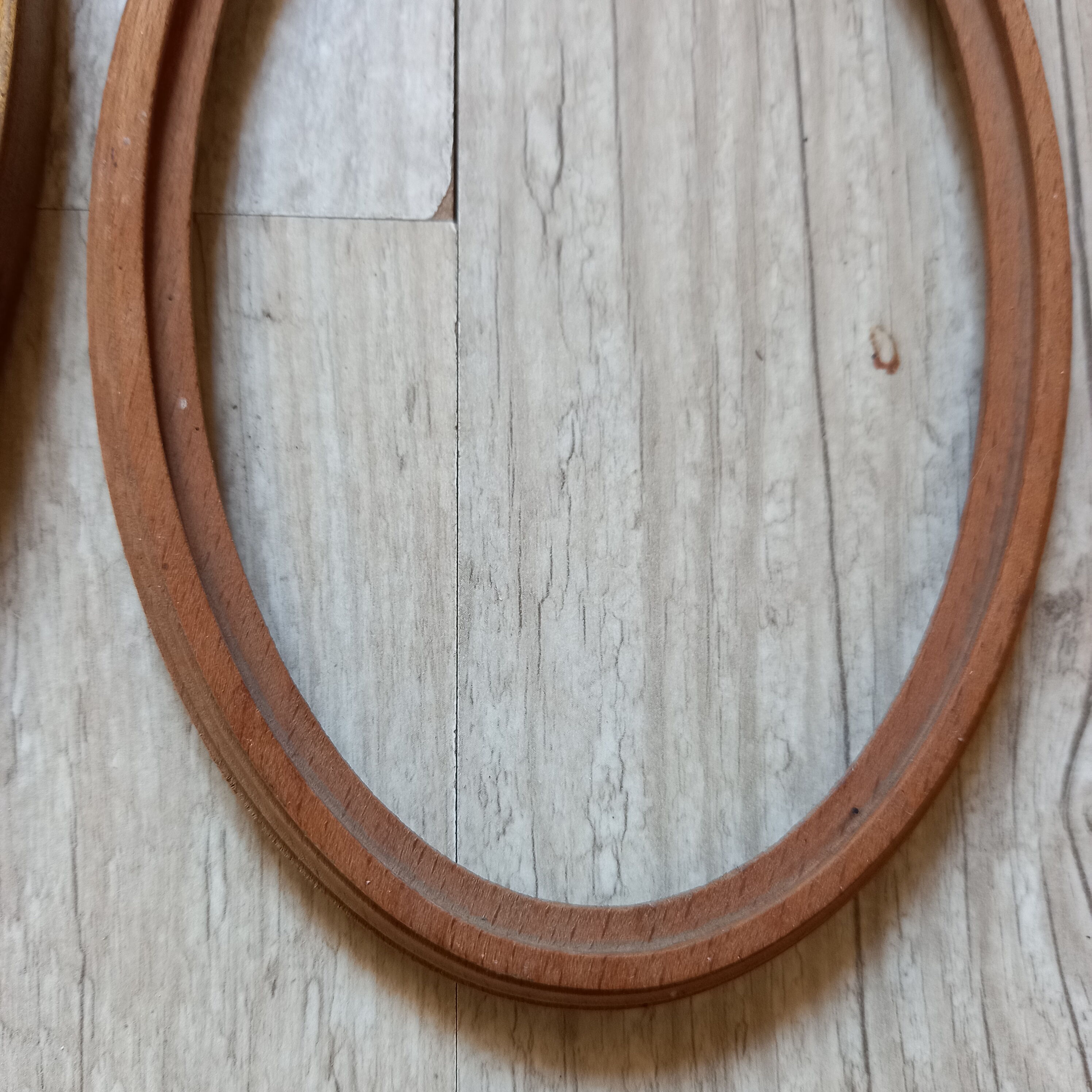 Set of 4 oval frames