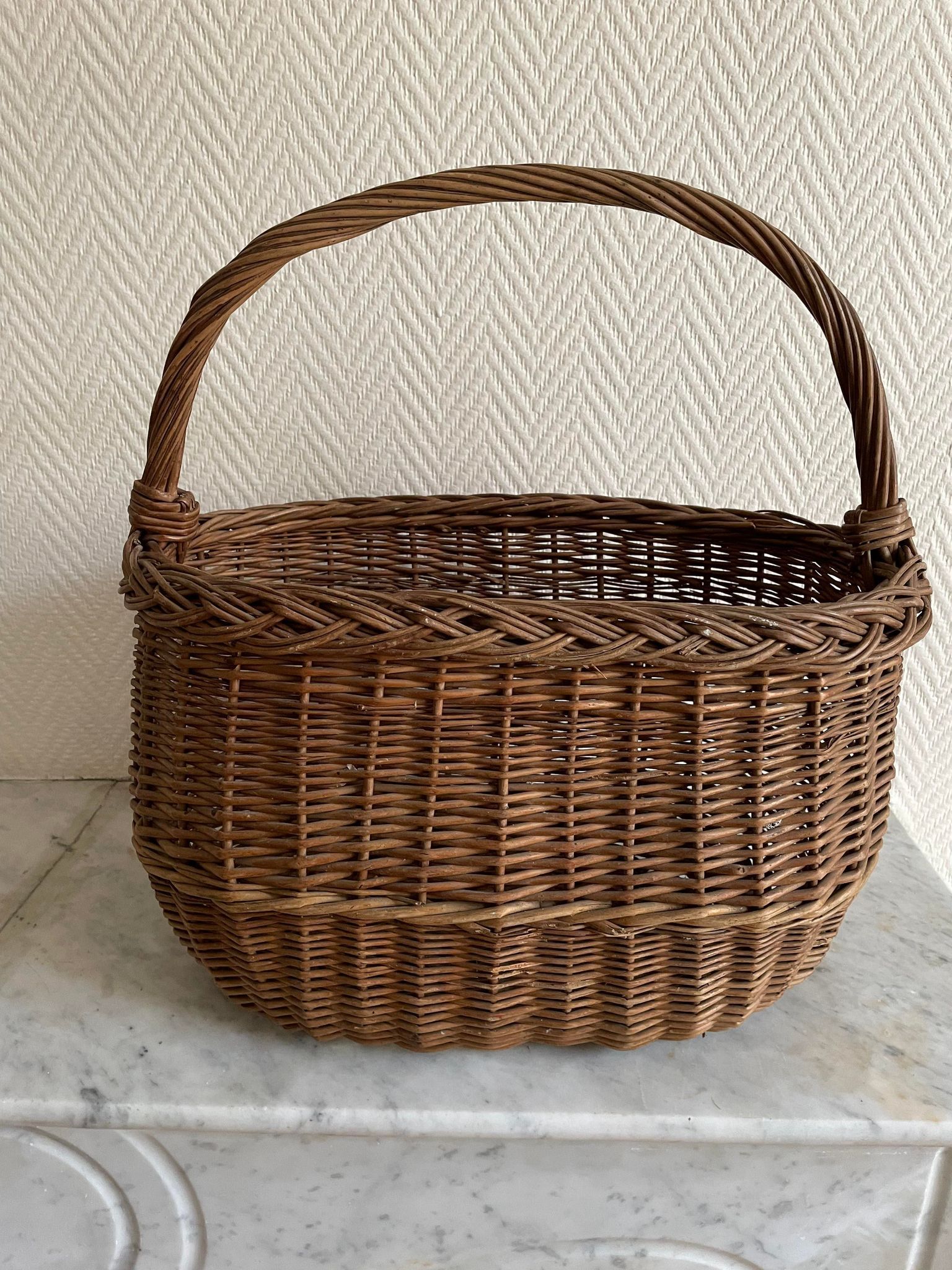 Oval wicker basket