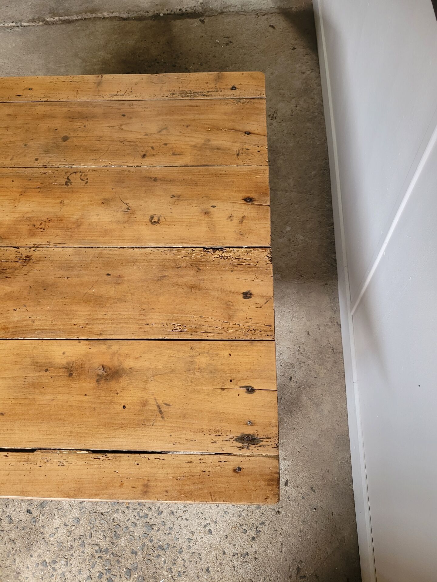 Wooden coffee table with turned legs