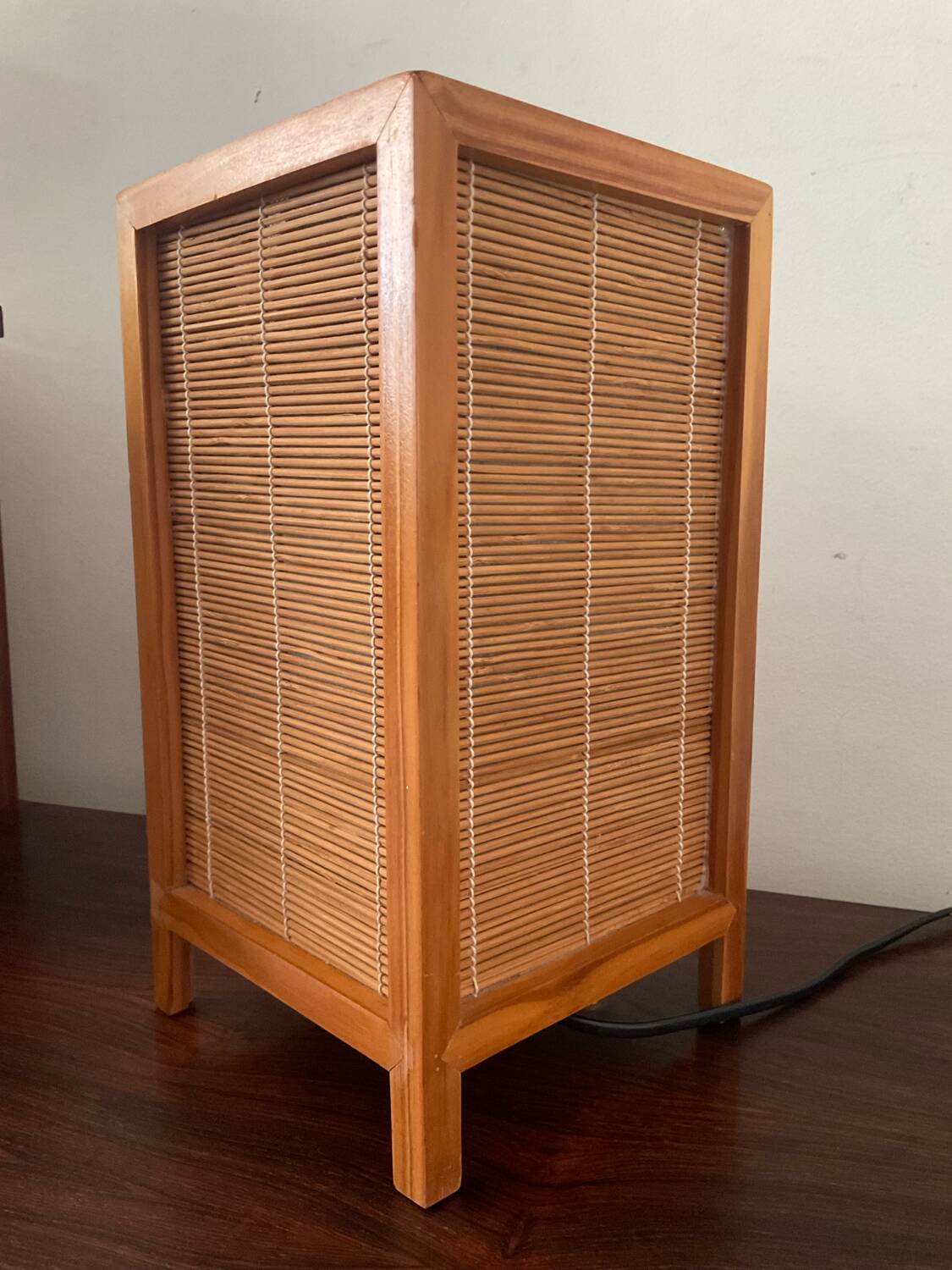 Lampe vintage en bois et osier