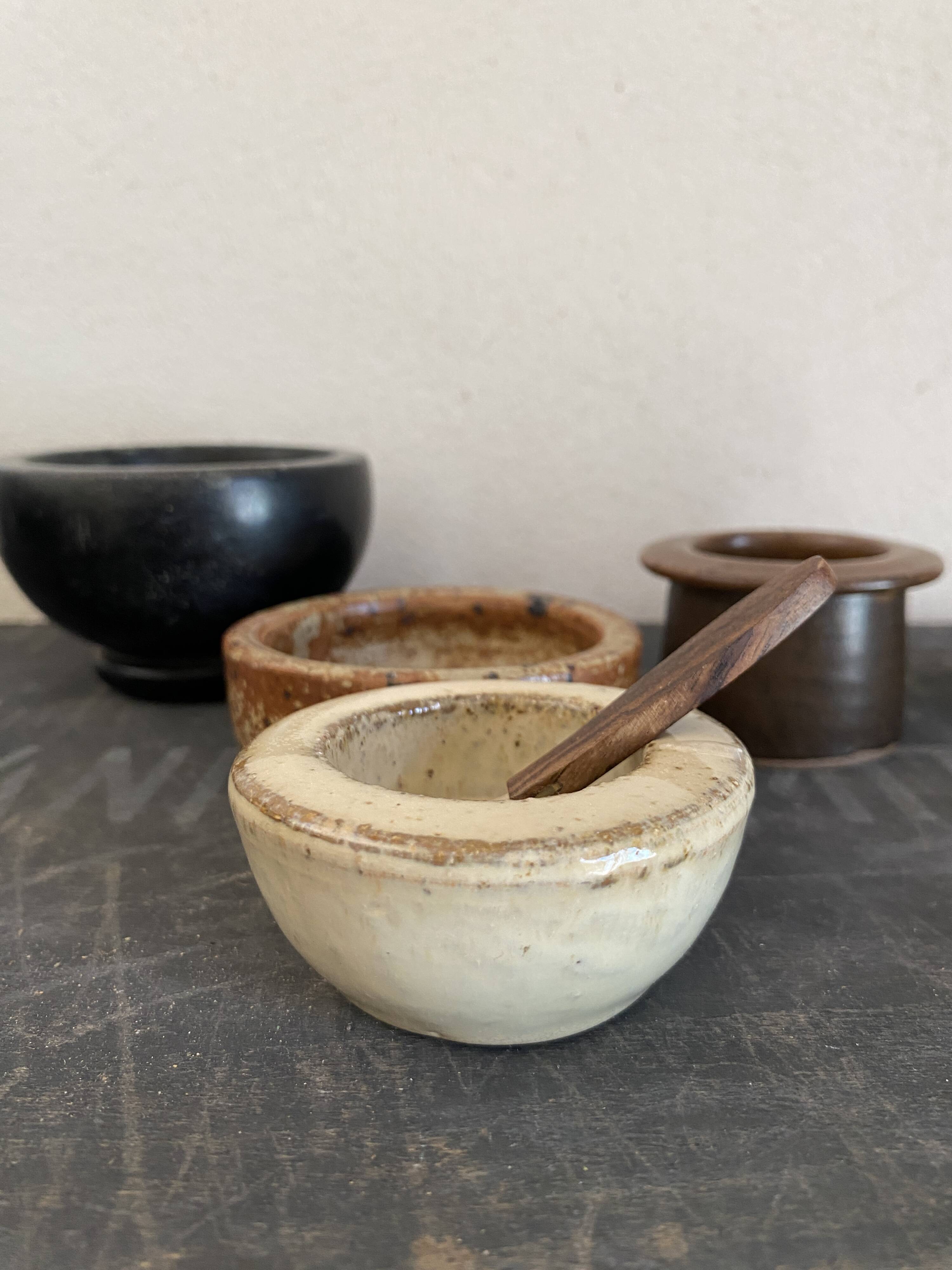 6 mini ceramic bowls, mother-of-pearl spoon