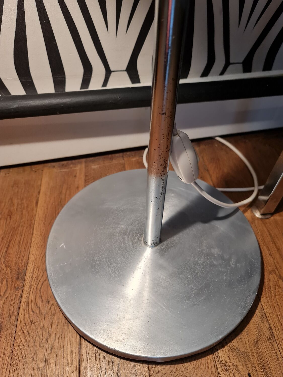 Two-light floor lamp with removable magnetic Eyes Ball.