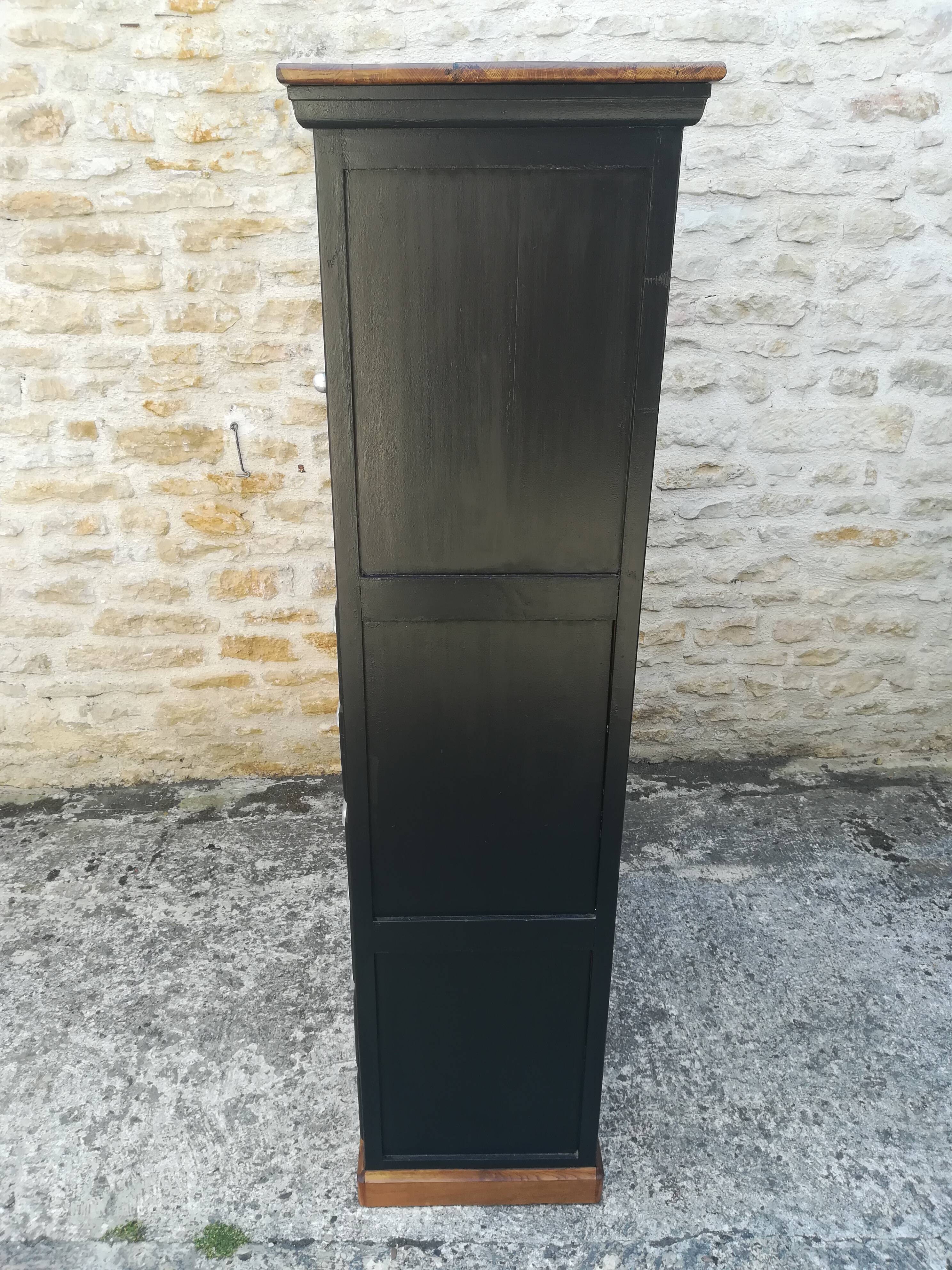 Meuble de métier a tiroirs et portes coulissante