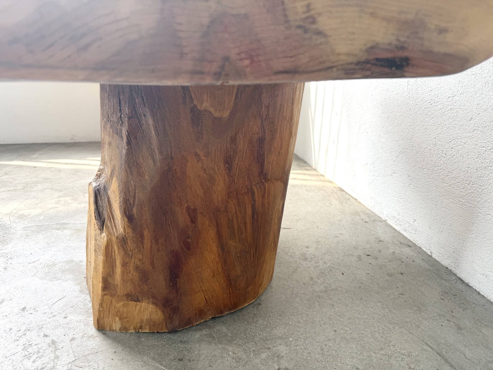 Organic brutalist coffee table in solid cedar, trunk pedestal, 1970s.