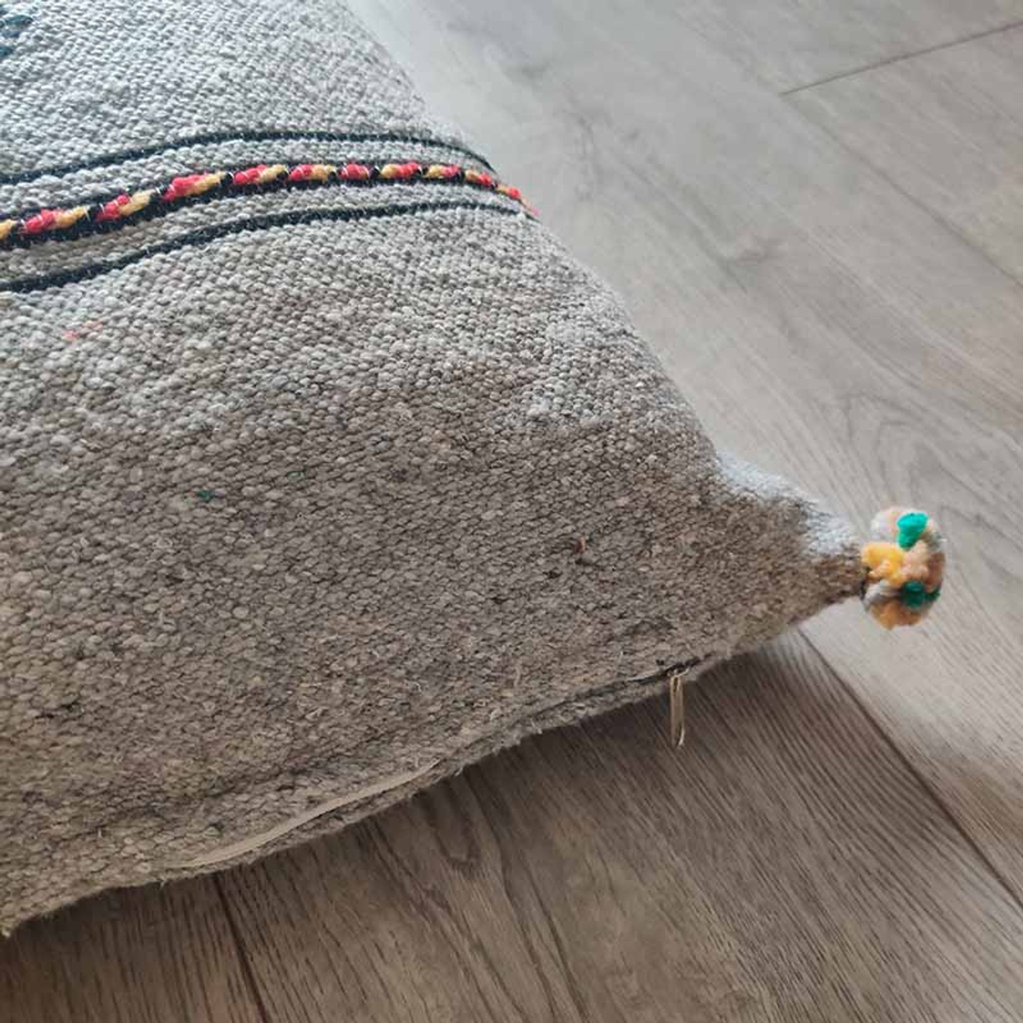 Coussin berbère gris clair fait main en coton