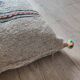 Coussin berbère gris clair fait main en coton