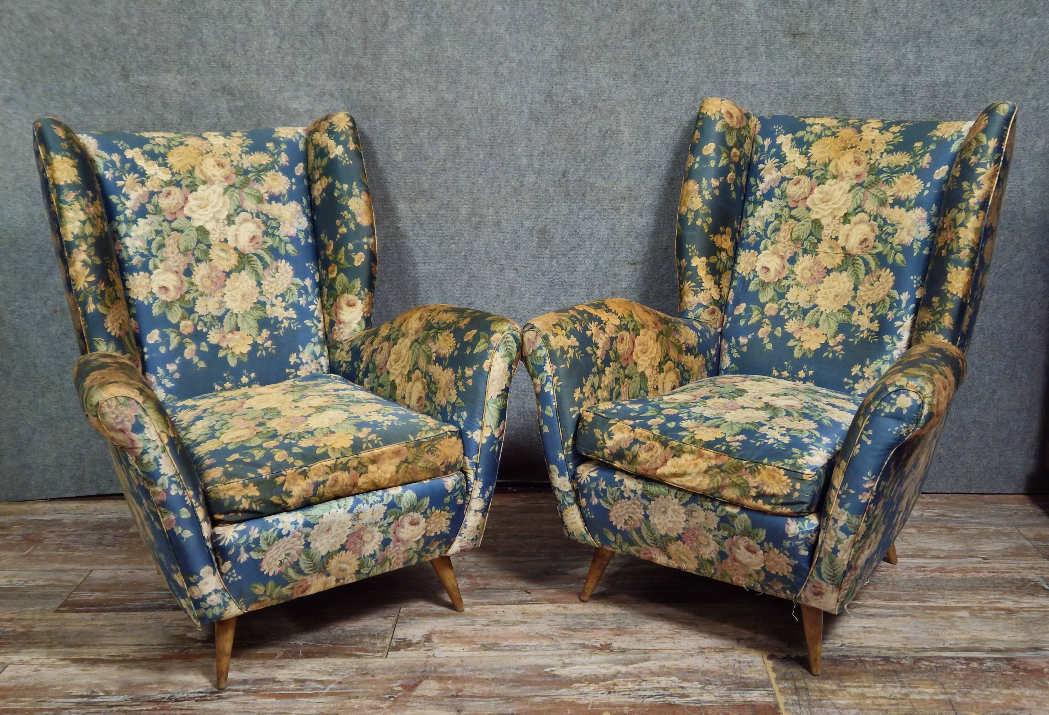 Pair of vintage armchairs with enveloping backrest.