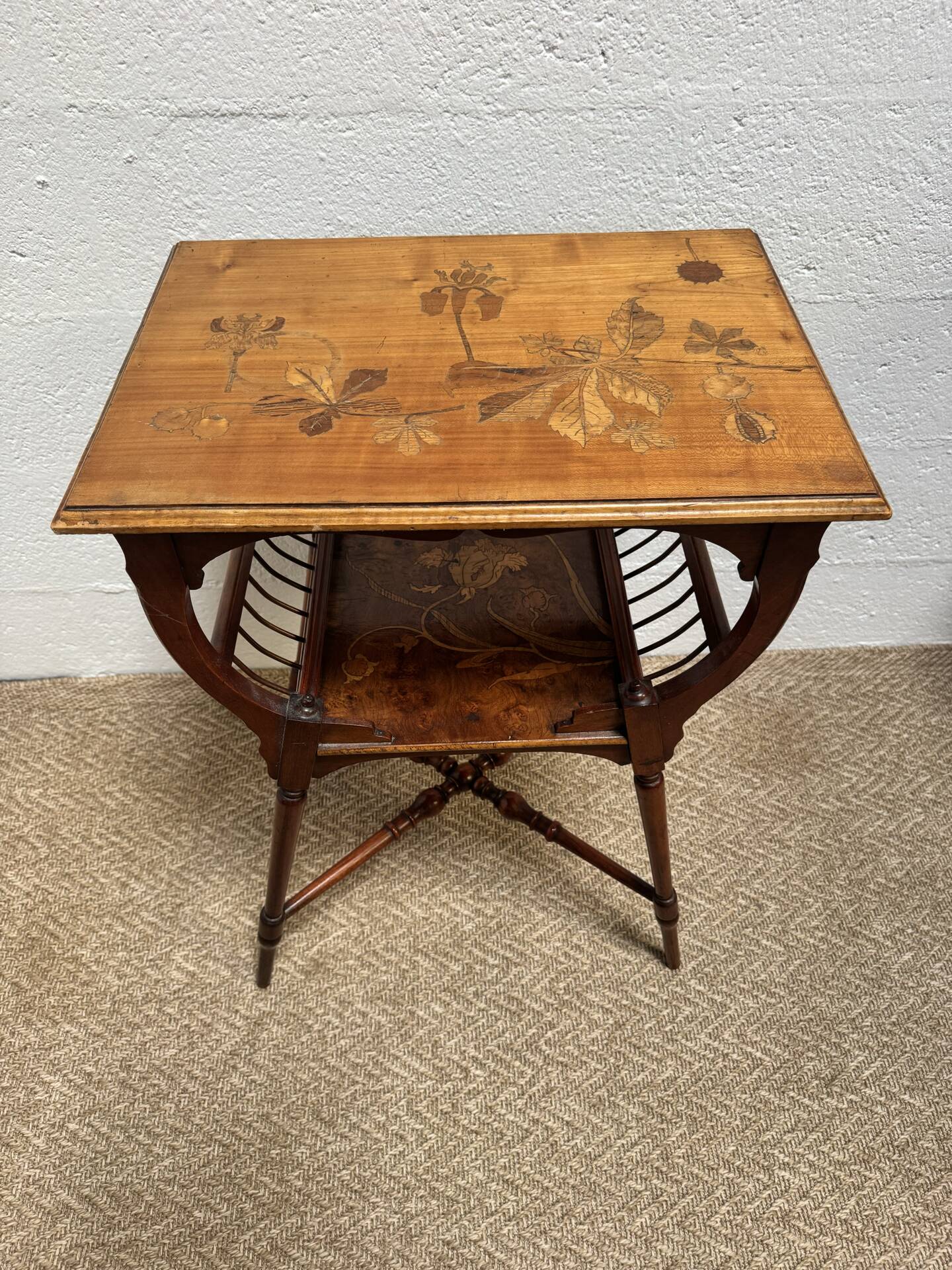 Table d’appoint / Lecture Style Esthétique Victorien, marqueterie 1880
