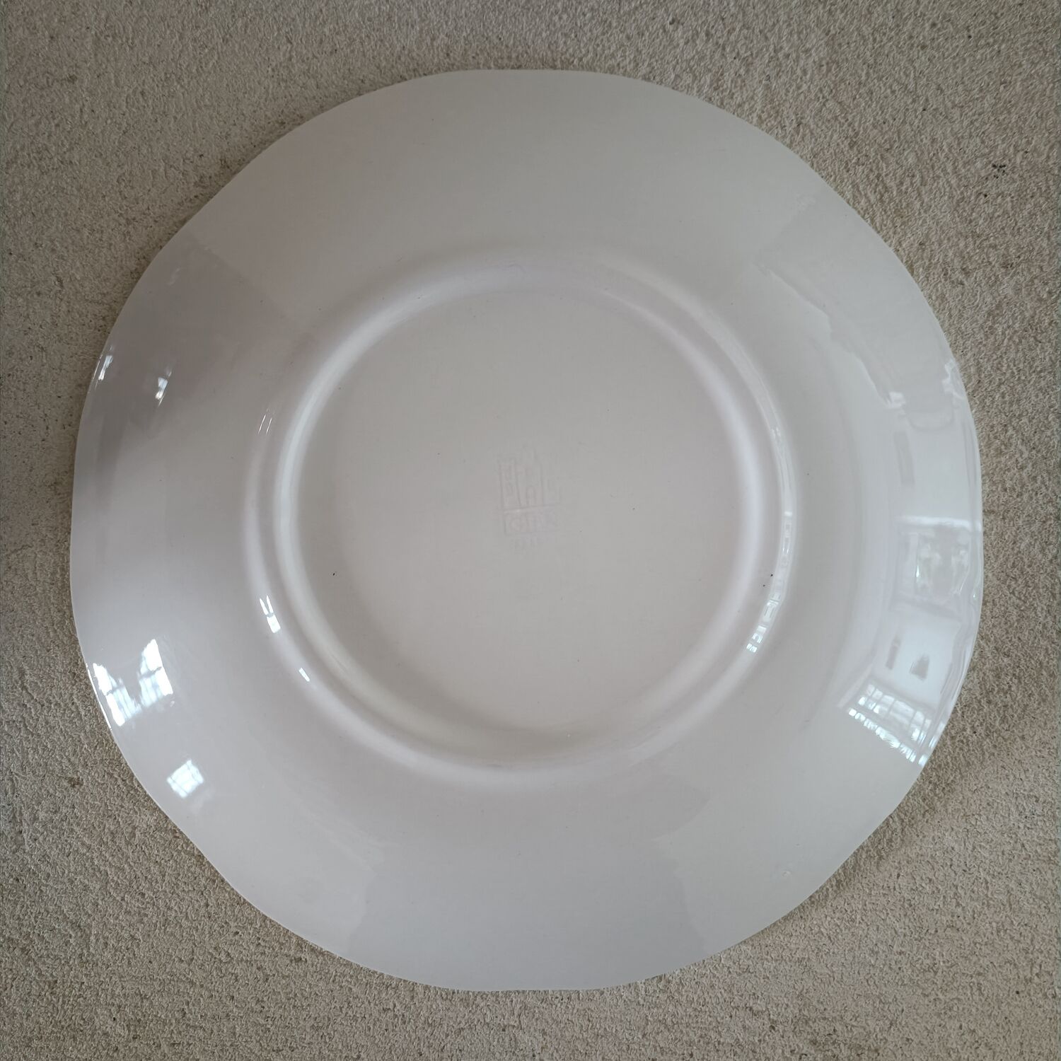8 Gien ivory plates