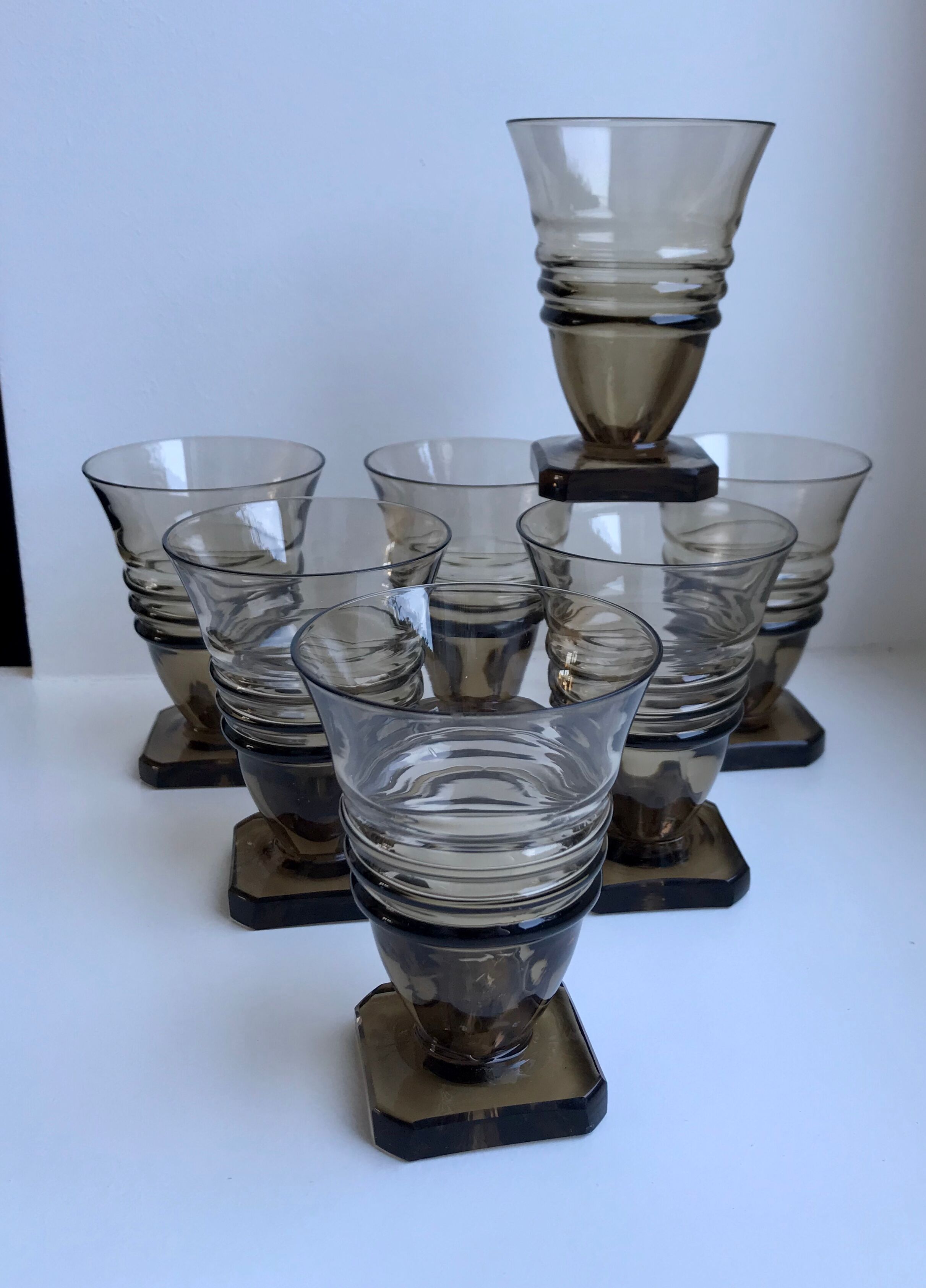 Set of 7 glasses in art deco smoked glass 30s