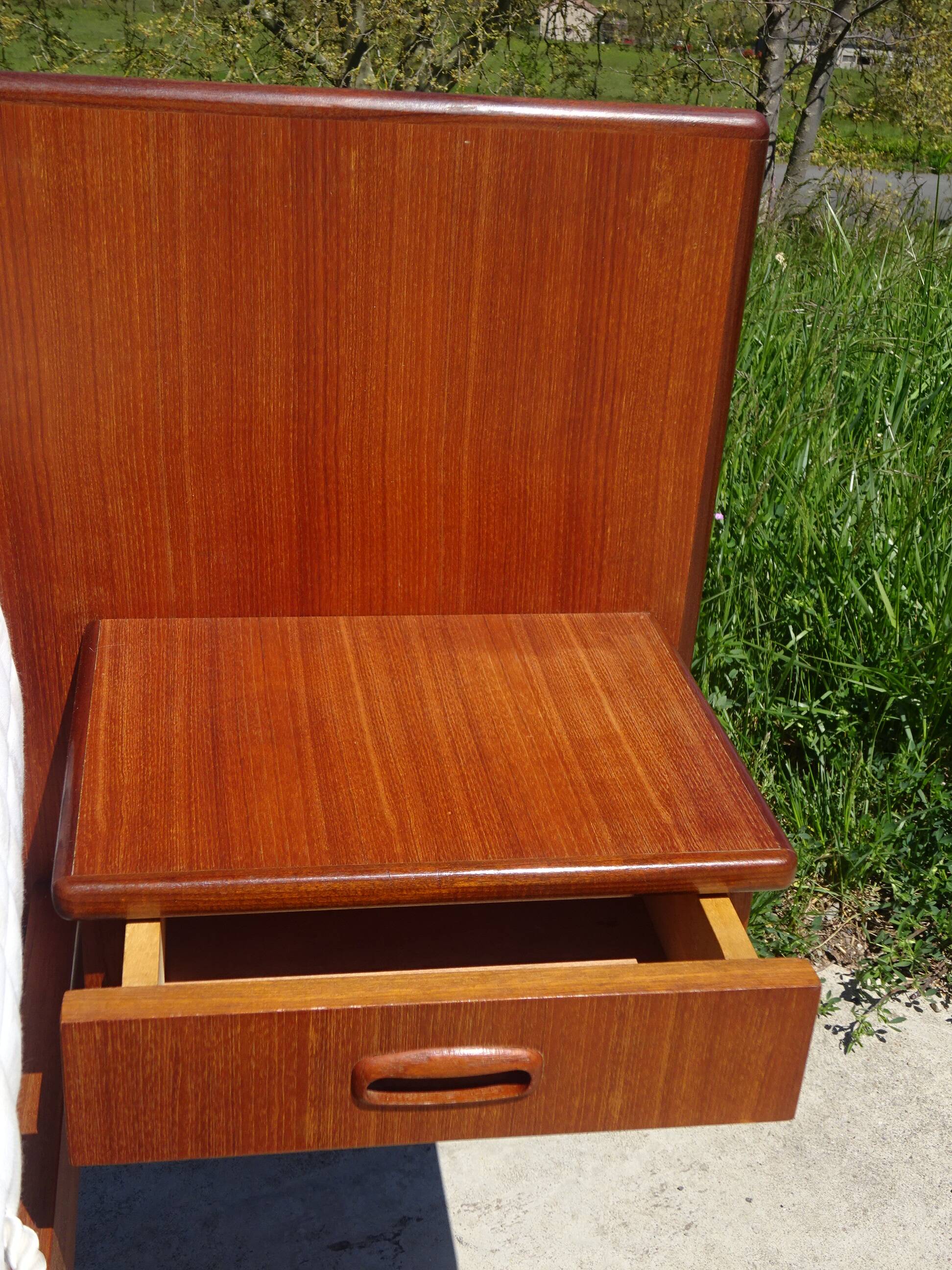 Vintage bed in teak with integrated bedside table.