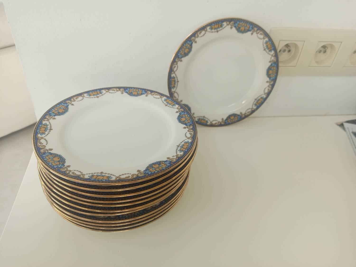 12 assiettes en porcelaine de Limoges à décor de guirlandes et de fruits