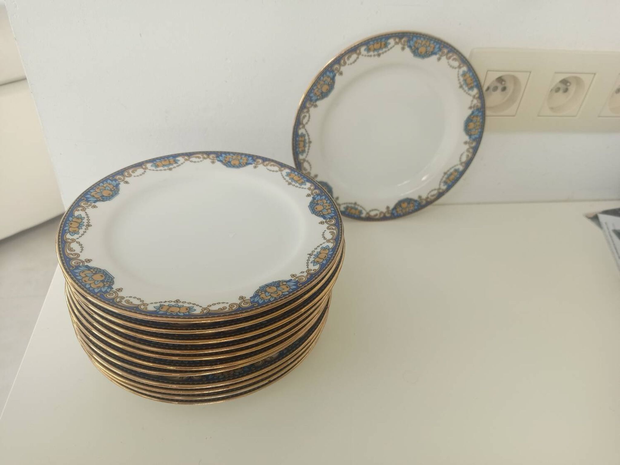 12 assiettes en porcelaine de Limoges à décor de guirlandes et de fruits