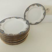 12 assiettes en porcelaine de Limoges à décor de guirlandes et de fruits