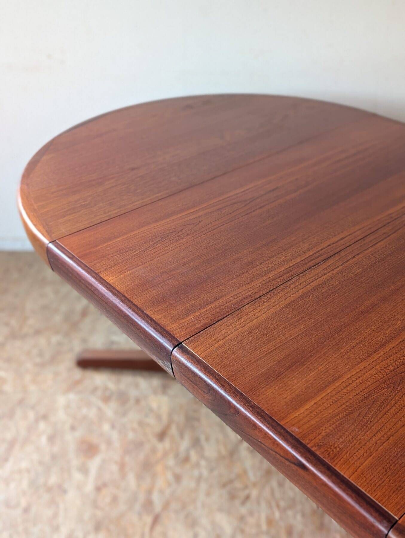 Round teak table with star base, 1960s, extendable.