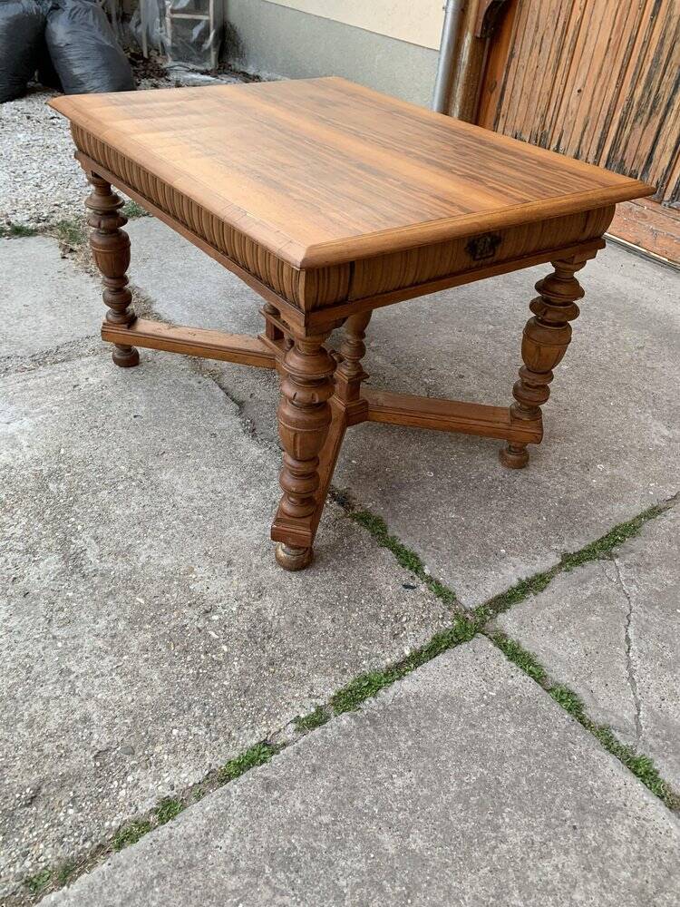 Table à manger sculptée hongroise en bois marron, vers 1890 — plateau carré, pieds tournés et croisillons sculptés