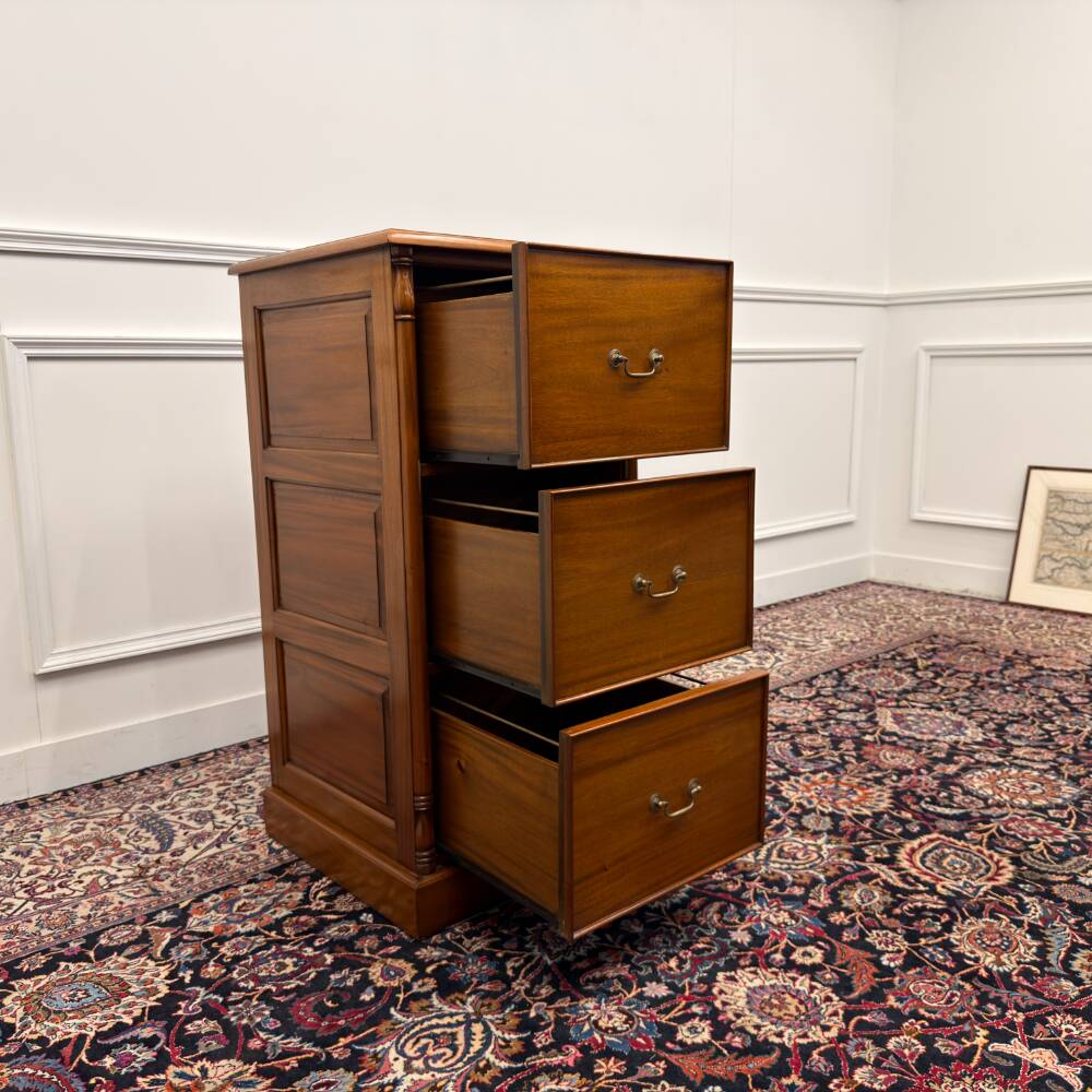 Classic Englisch Chest of Drawers
