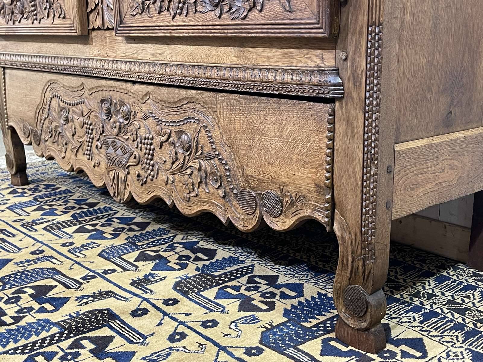 Armoire de mariage Normande sculptée en chêne clair du 19ème siècle