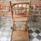 Ancienne chaise haute modulable pour bébé en bois