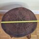 Table d'appoint brutaliste en bois massif tripode