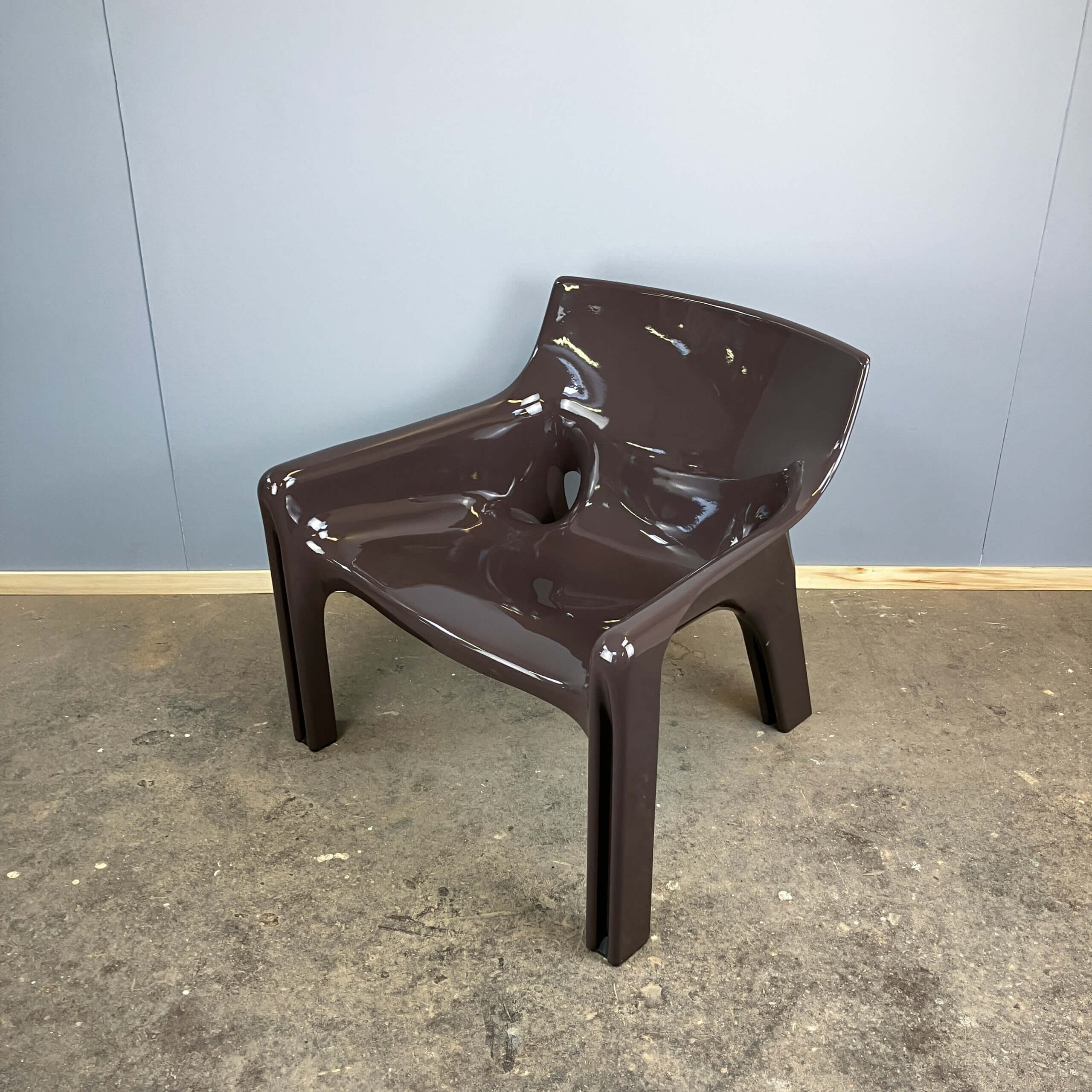 2 Vicario armchairs by Vico Magistretti for Artemide, plastic, 1970s