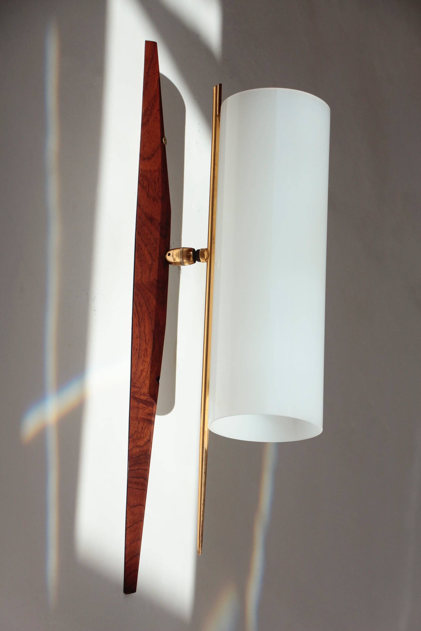 Modernist adjustable wall lights in teak and brass – 1950