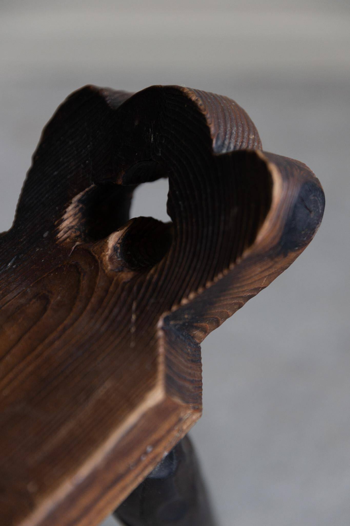 Sculpted wooden tripod chair in French Wabi Sabi, early 20th century.