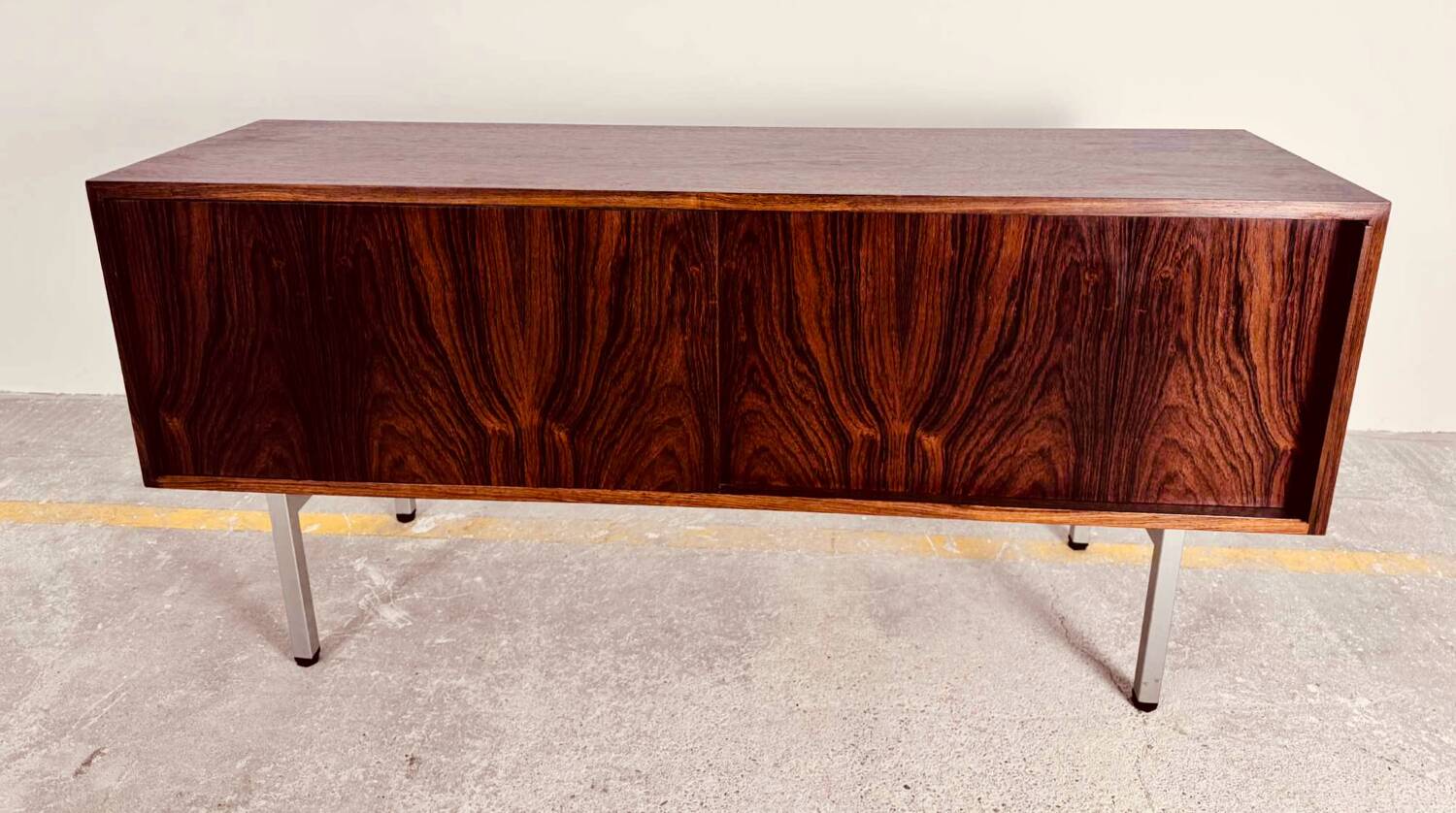 Small enfilade, 142 cm long, with 2 doors in rosewood.