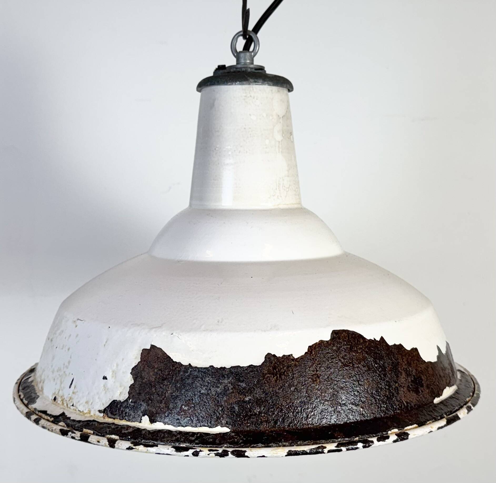 Lampe suspendue en émail blanc britannique industriel de Benjamin, années 1960.