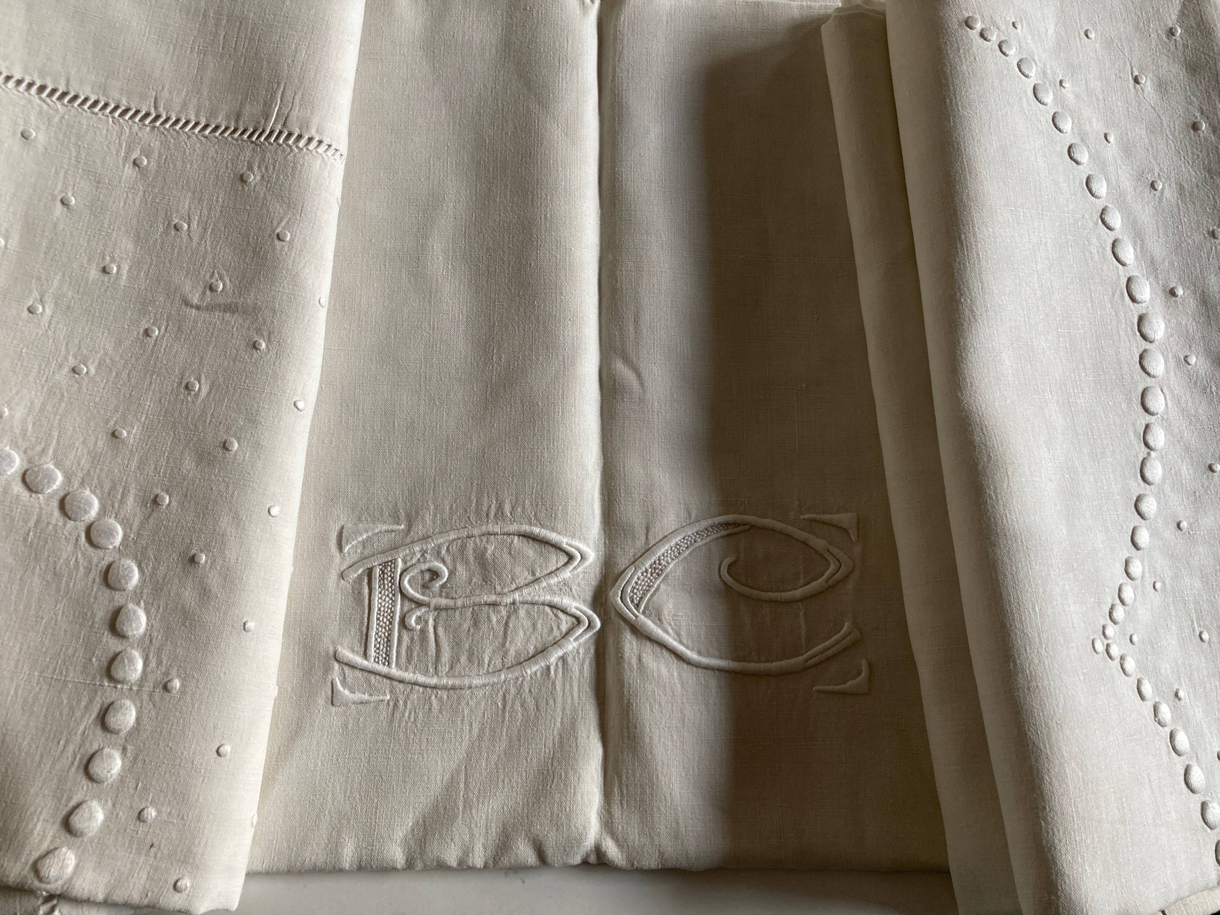 Linen cloth sheet embroidered with a pea festoon