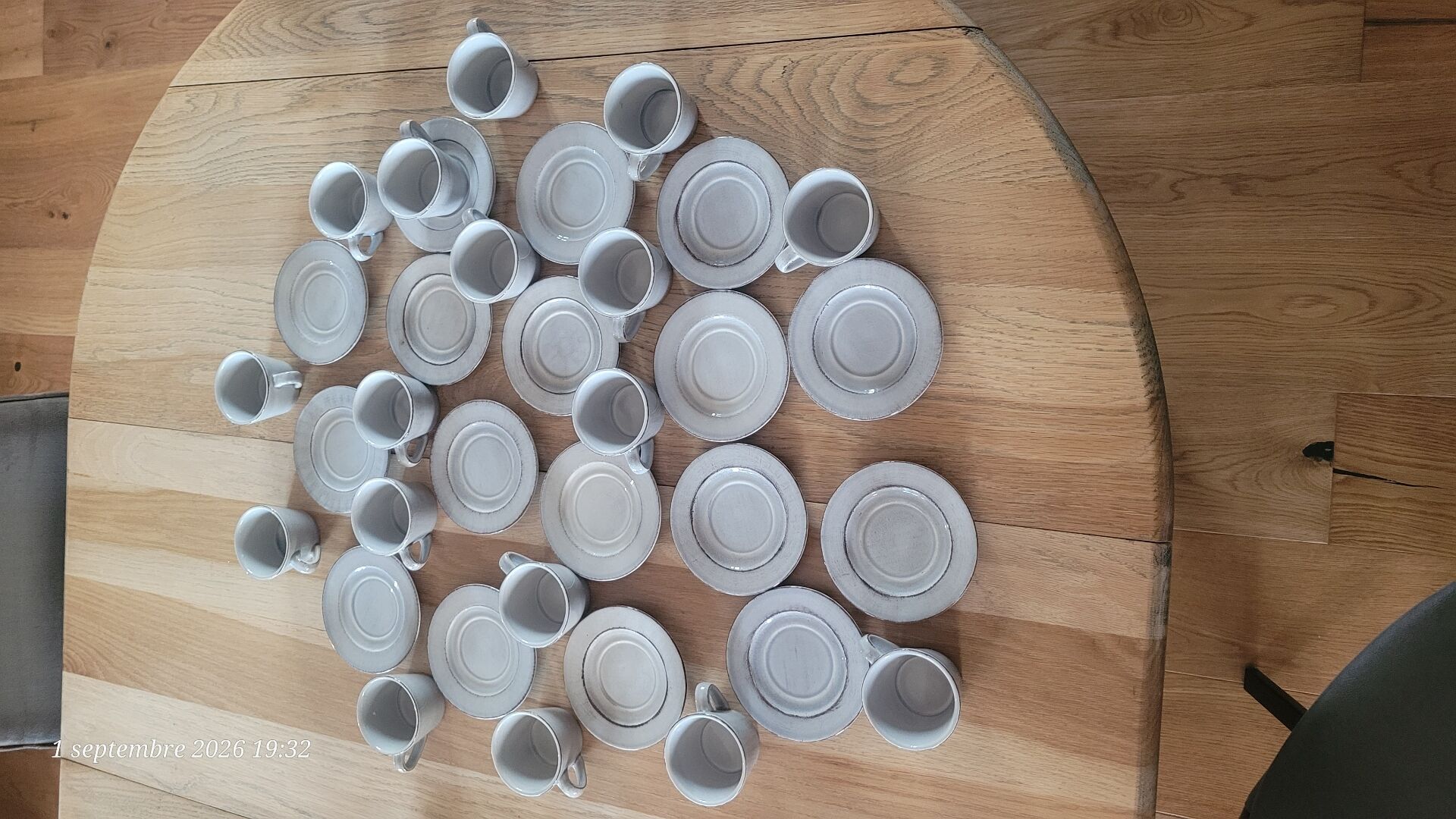 17 hand-painted stoneware coffee cups and saucers (ideal for professional use)