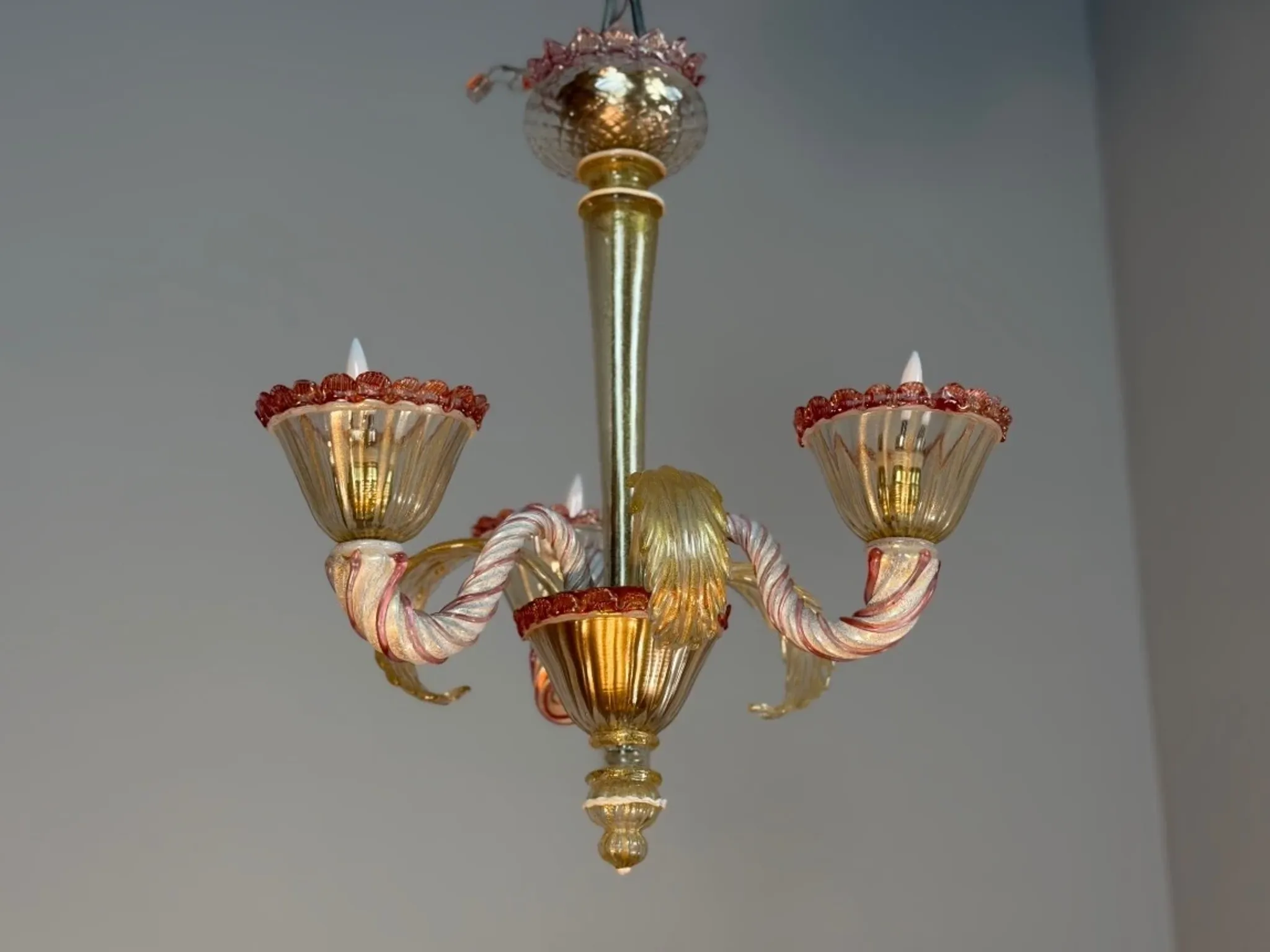 Small Venetian chandelier made of Murano glass circa 1940.