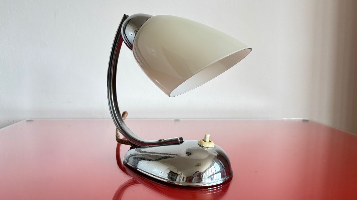 Functionalist table lamp