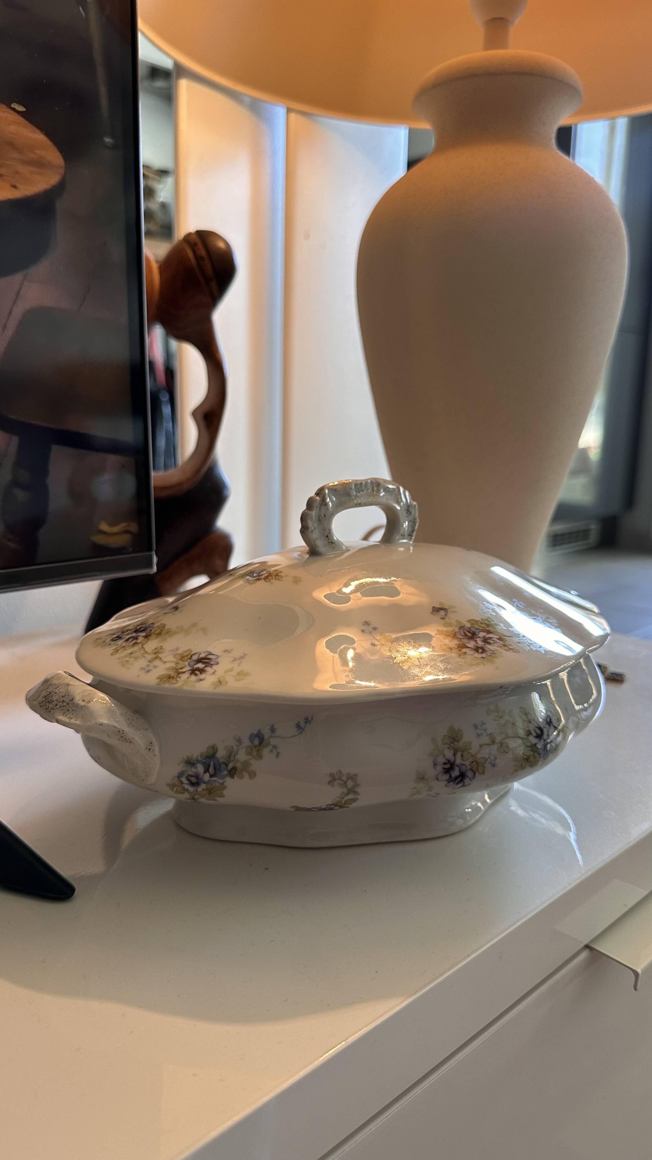 Soup tureen "Aux Lions de Faïence" Paris - Perfect Condition