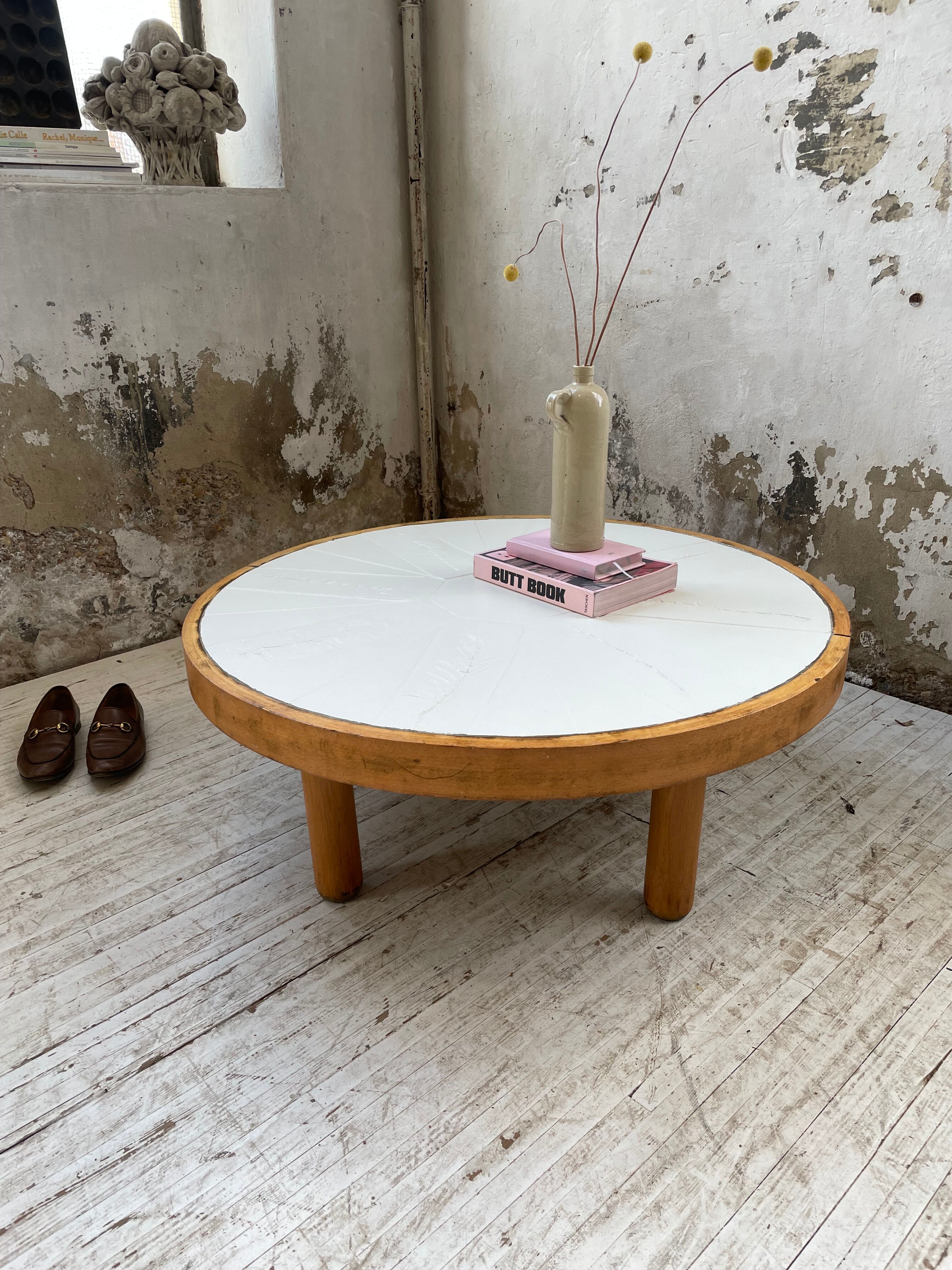 Round coffee table white ceramic and wood
