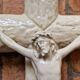 Grande croix crucifix ancien mural en céramique