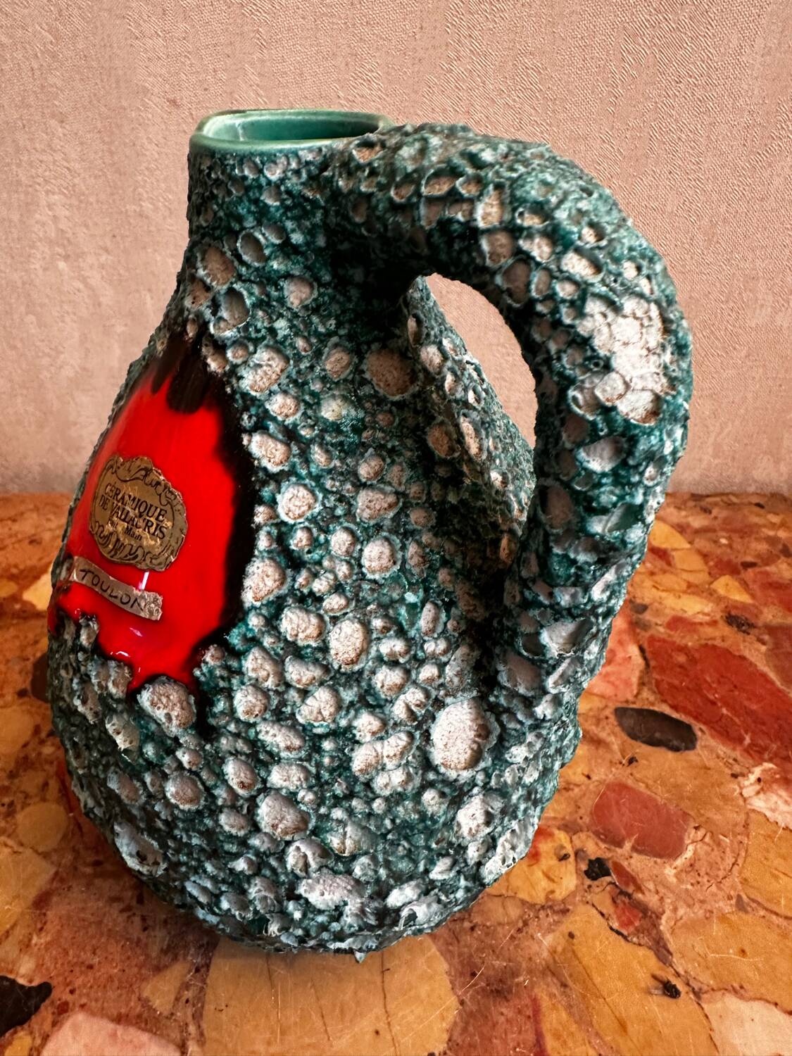 Pichet Vallauris années 60 rouge émaillé Fat Lava vert écume des mers