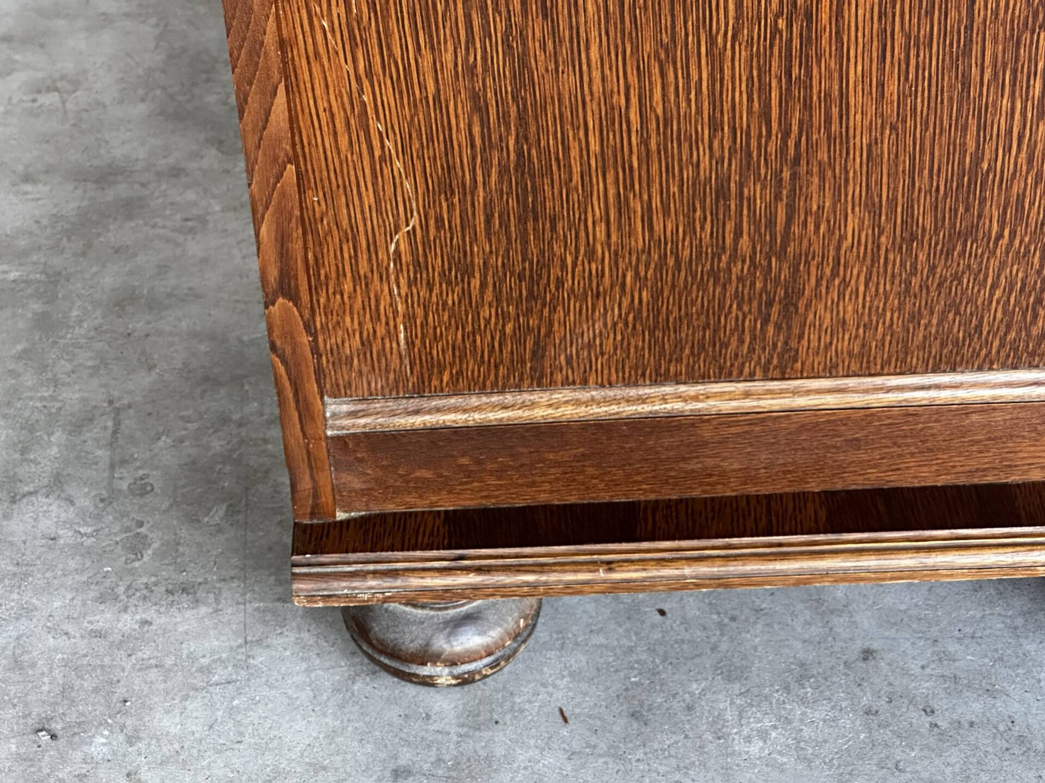 Vintage oak and veneer chest of drawers with 4 drawers.