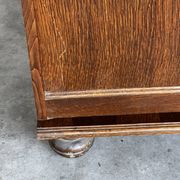 Vintage oak and veneer chest of drawers with 4 drawers.