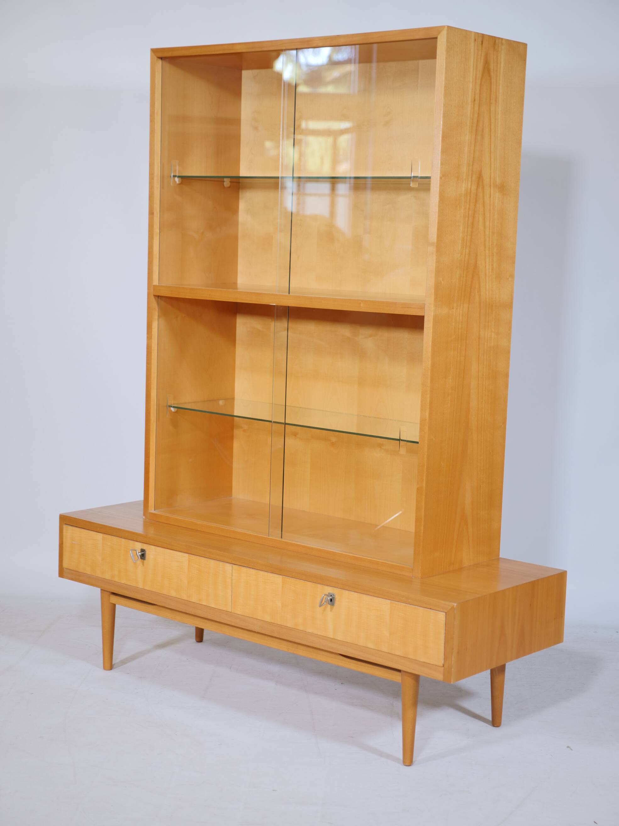 Vitrine en bois de cerisier des années 1960 et 1970, meuble design MCM