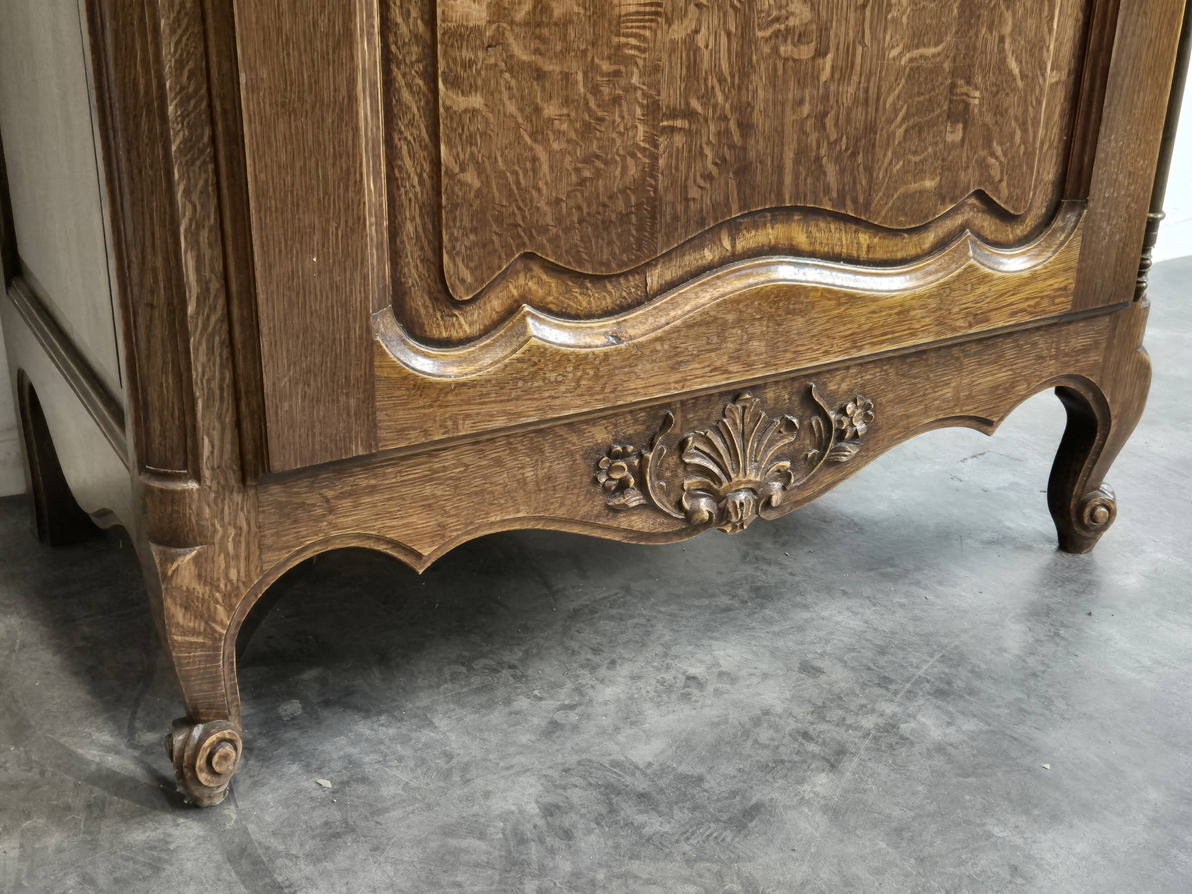 Neo-rustic oak bonnetière