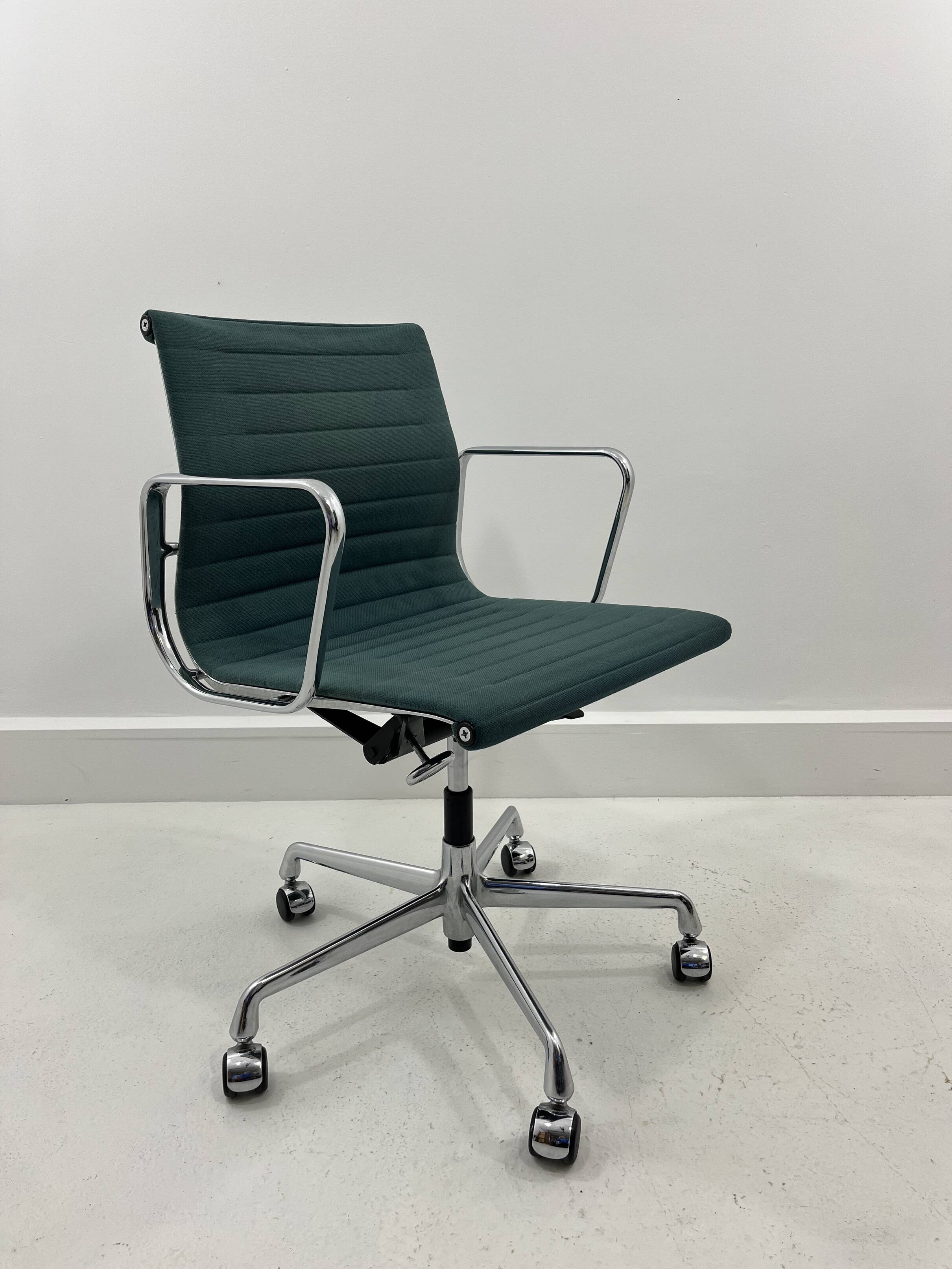 Chaise de bureau Hopsak Fabric Ea-117 par Charles Eames pour Vitra, années 2000.