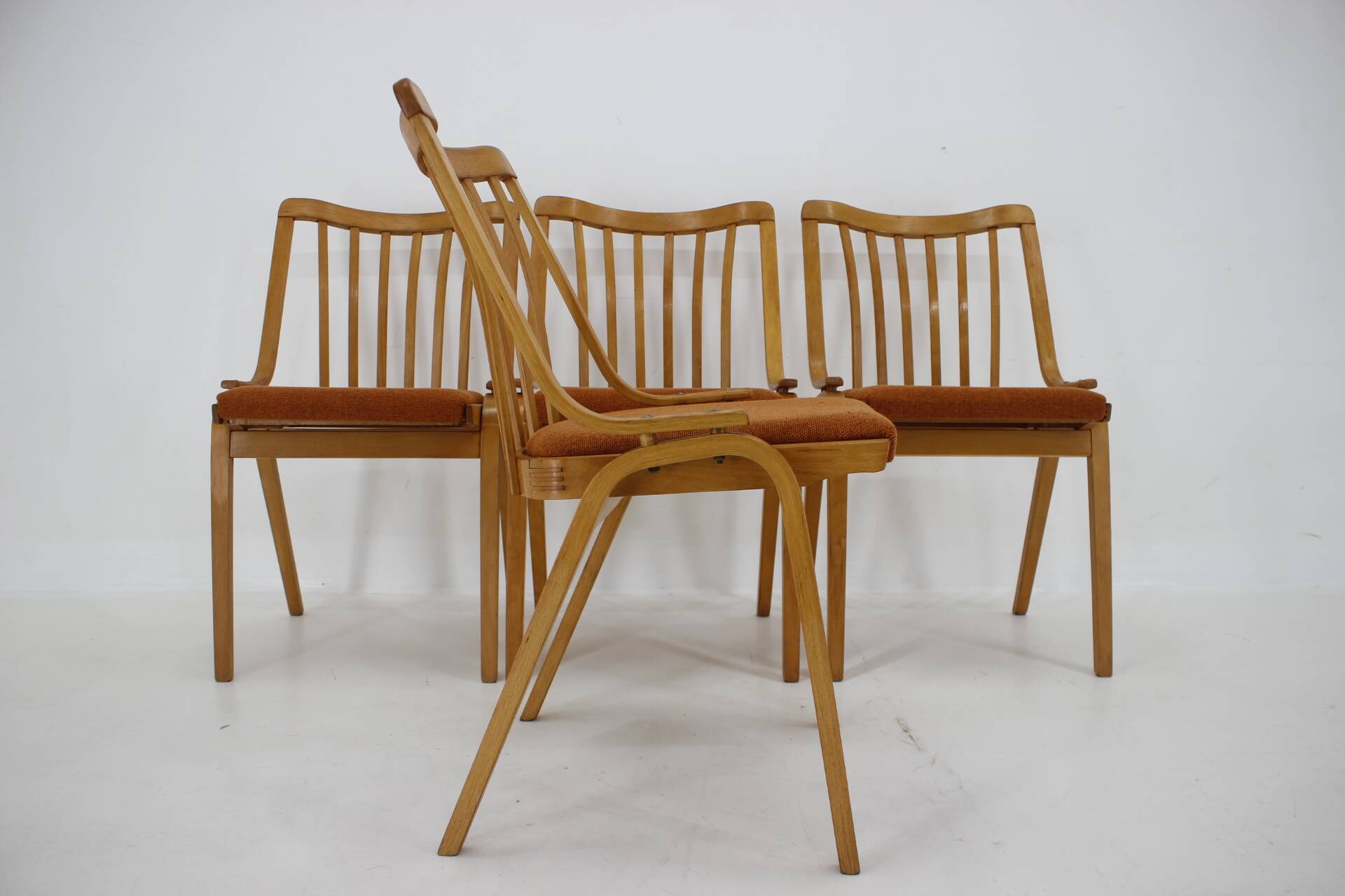 Ensemble des années 1970 de quatre chaises de salle à manger Antonin Suman par Ton, Tchécoslovaquie