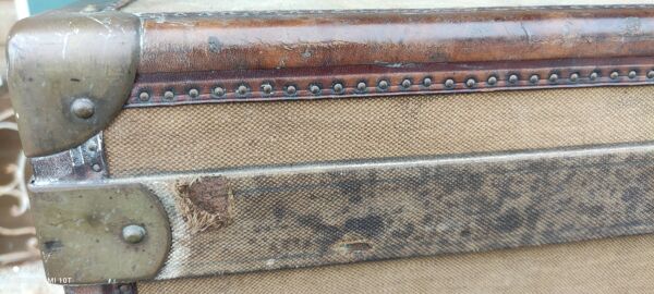 Malle ancienne cuir et laiton