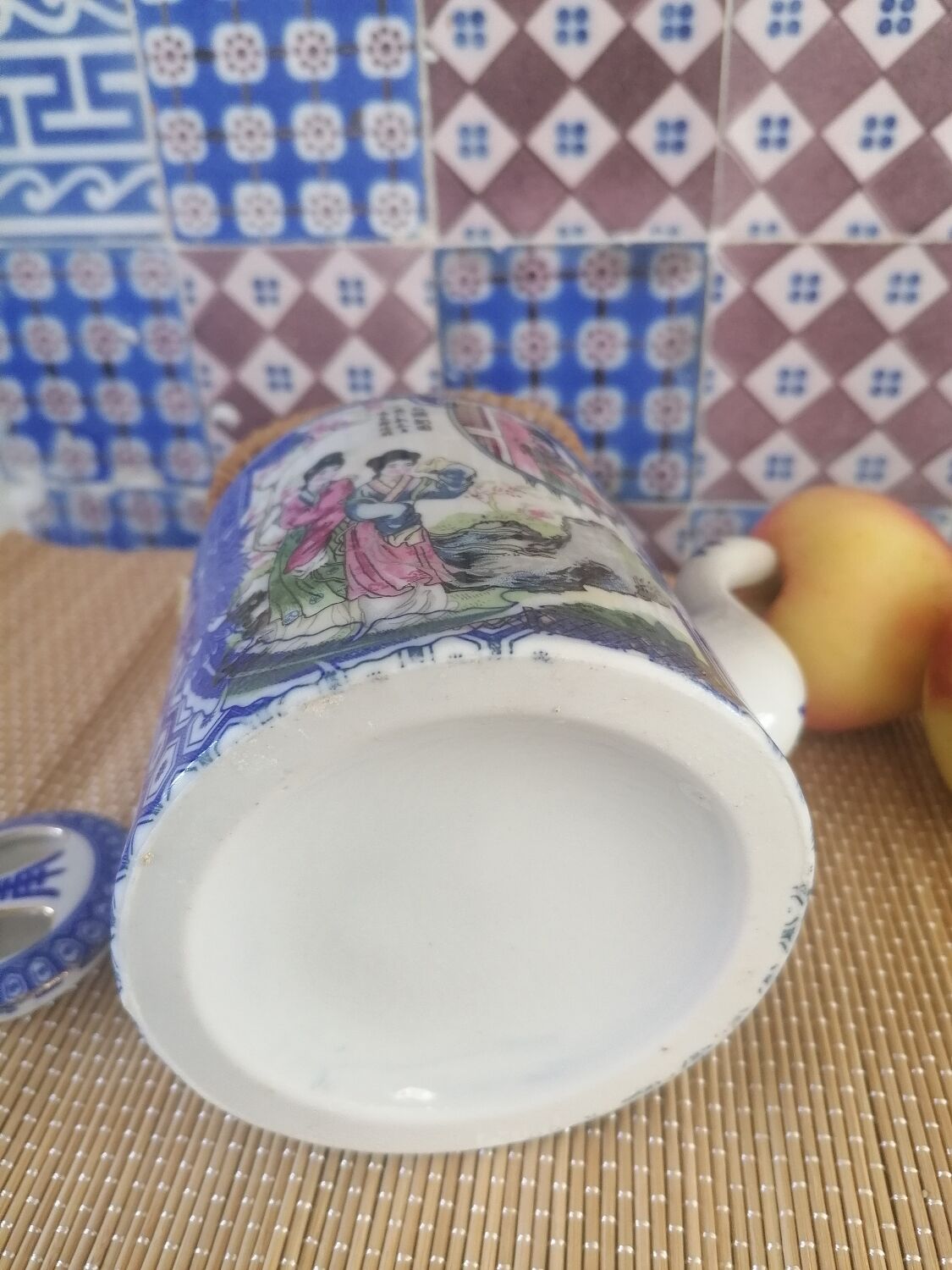 Japanese teapot "Geishas"