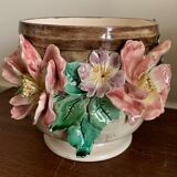Cache pot dabbling flowers
